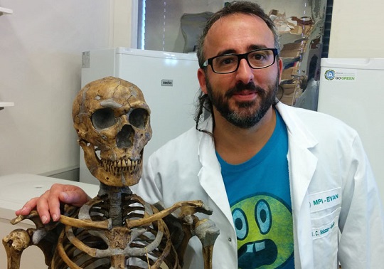 Domingo Carlos Salazar García junto a la reconstrucción de un individuo neandertal.